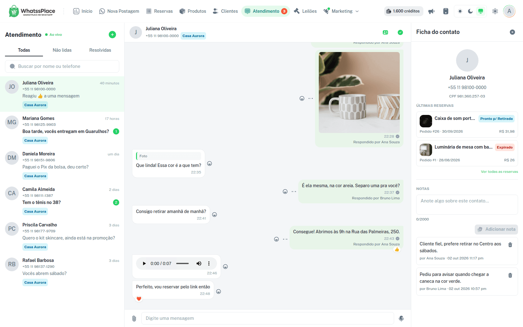 Atendimento com a lista de conversas à esquerda, uma conversa aberta no centro e a ficha do contato à direita
