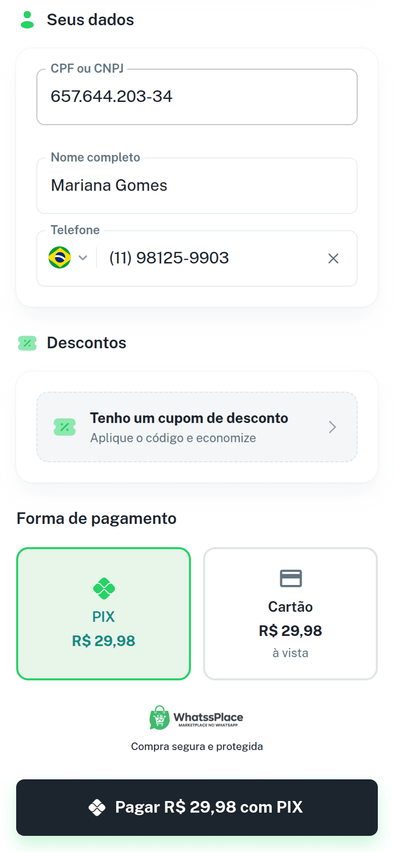 Checkout no celular com os dados do cliente, o cupom e a escolha entre PIX e cartão